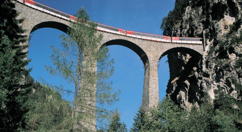 Une réglementation sévère régit la construction, mais en assure l’authenticité. Une architecture traditionnelle soigneusement entretenue. Un parcours ferroviaire unique au monde. Des parcours de randonnées idylliques. 