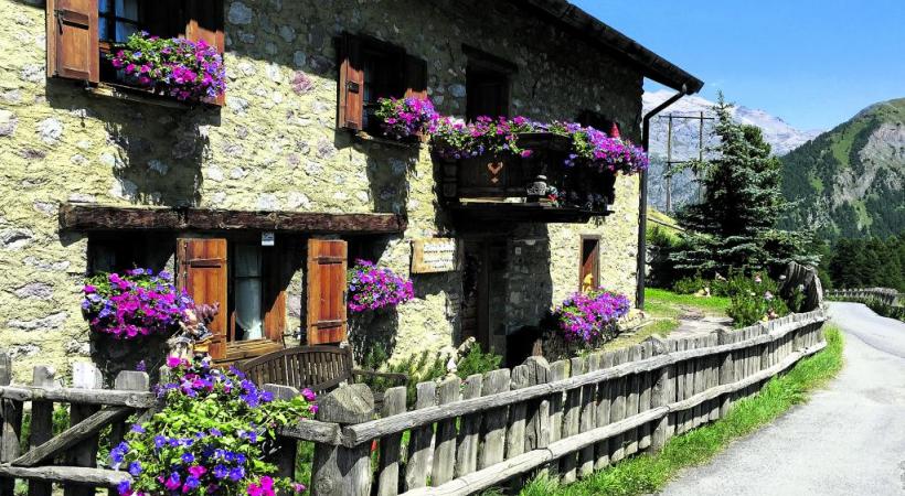 Une réglementation sévère régit la construction, mais en assure l’authenticité. Une architecture traditionnelle soigneusement entretenue. Un parcours ferroviaire unique au monde. Des parcours de randonnées idylliques. 