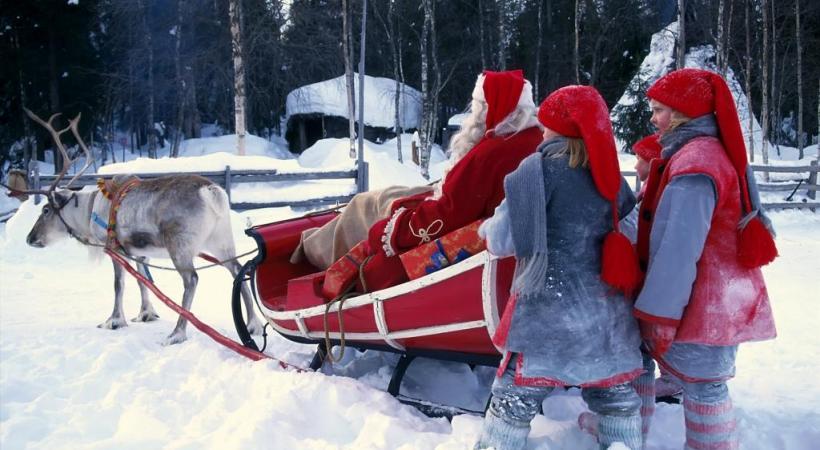 Les fameux igloos de verre de Kakslauttanen. KAKSLAUTTANEN ARCTIC RESORT Une expérience unique: l’observation des aurores boréales. DR Les huskies, incontournables compagnons d’aventure. DR Légende Les rennes sont parfaitement adaptés à la froidure hivernale. 