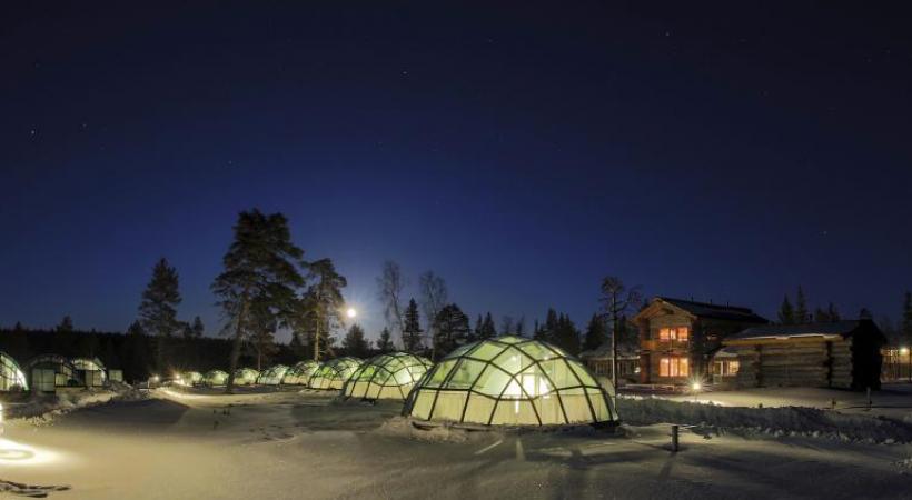 Les fameux igloos de verre de Kakslauttanen. KAKSLAUTTANEN ARCTIC RESORT Une expérience unique: l’observation des aurores boréales. DR Les huskies, incontournables compagnons d’aventure. DR Légende Les rennes sont parfaitement adaptés à la froidure hivernale. 
