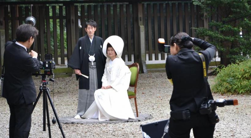 La carte postale du Japon avec le Fujisan (Mont Fuji), le lac Kawaguchi et les cerisiers en fleurs. HISTOIRE & VOYAGES Le Japon en fleurs au printemps. HISTOIRE & VOYAGES Des maikos (apprenties geisha) à Kyoto. HISTOIRE & VOYAGES Le Pavillon d’Or de Kyoto et un mariage traditionnel nippon à Tokyo. HISTOIRE & VOYAGES 