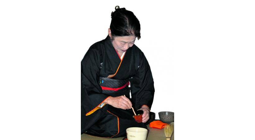 La carte postale du Japon avec le Fujisan (Mont Fuji), le lac Kawaguchi et les cerisiers en fleurs. HISTOIRE & VOYAGES Le Japon en fleurs au printemps. HISTOIRE & VOYAGES Des maikos (apprenties geisha) à Kyoto. HISTOIRE & VOYAGES Le Pavillon d’Or de Kyoto et un mariage traditionnel nippon à Tokyo. HISTOIRE & VOYAGES 