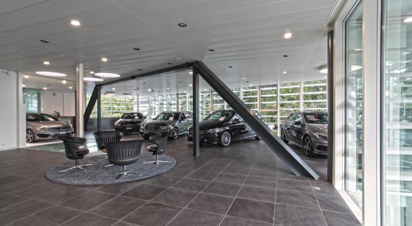 D’importants travaux ont permis de réaliser un bâtiment en verre moderne et de haute technicité correspondant  à la qualité de la marque Mercedes-Benz. DR 