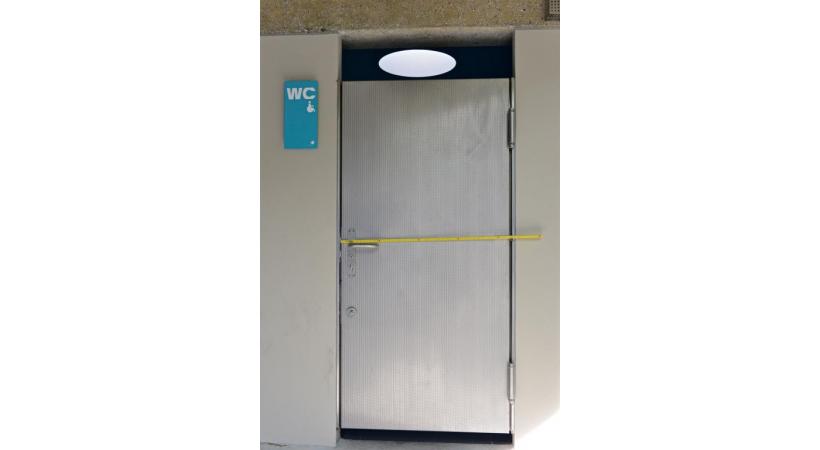 Vespasiennes de la Servette fraîchement rénovées: il y a comme un couac… En médaillon, la porte est trop étroite pour l’entrée d’une chaise roulante. DAVID ROSEMBAUM-KATZMAN 