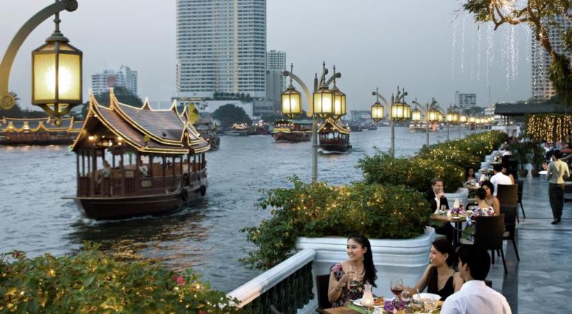 Le fleuve Chao Praya sépare Bangkok en deux.