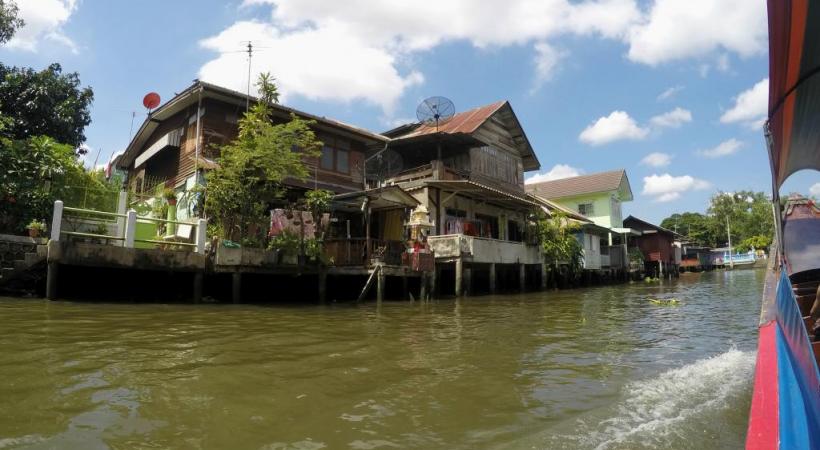 Coquettes demeures au bord de l’eau. 