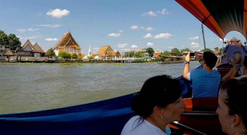 Le fleuve Chao Praya sépare Bangkok en deux. 