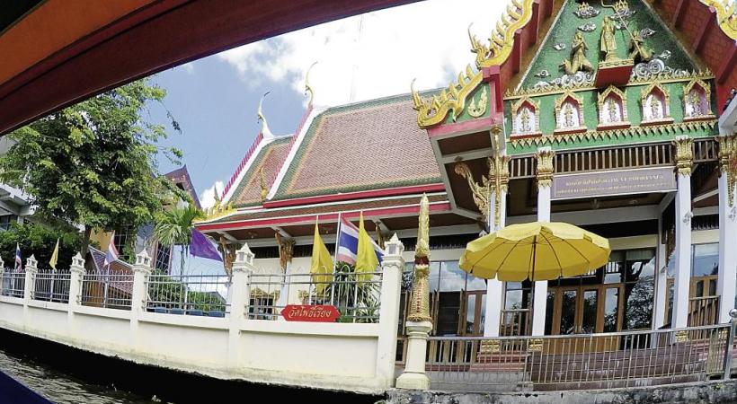 Coquettes demeures au bord de l’eau. 