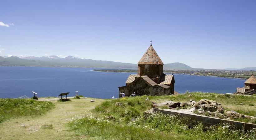 Erevan, avec derrière, le Mont Ararat, montagne sacrée des Arméniens. Le monastère de Tatev. DR Erevan la nuit. DR 