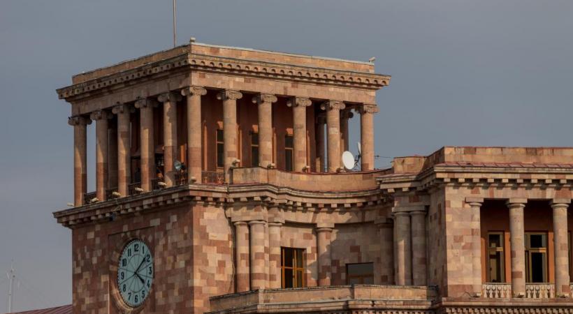 Erevan, avec derrière, le Mont Ararat, montagne sacrée des Arméniens.  Le monastère de Tatev. DR Erevan la nuit. DR 
