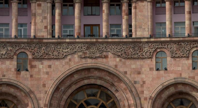 Erevan, avec derrière, le Mont Ararat, montagne sacrée des Arméniens.  Le monastère de Tatev. DR Erevan la nuit. DR 
