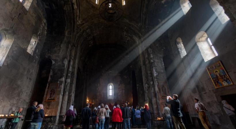 Erevan, avec derrière, le Mont Ararat, montagne sacrée des Arméniens. Le monastère de Tatev. DR Erevan la nuit. DR 