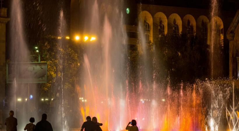 Erevan, avec derrière, le Mont Ararat, montagne sacrée des Arméniens.  Le monastère de Tatev. DR Erevan la nuit. DR 