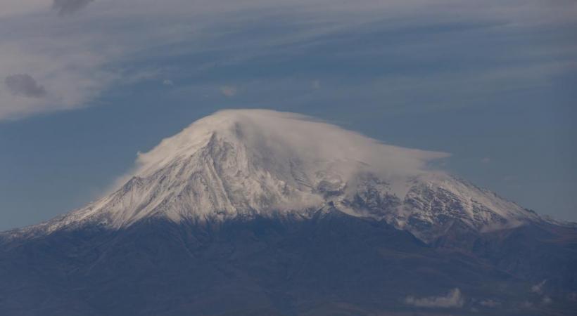 Erevan, avec derrière, le Mont Ararat, montagne sacrée des Arméniens.  Le monastère de Tatev. DR Erevan la nuit. DR 