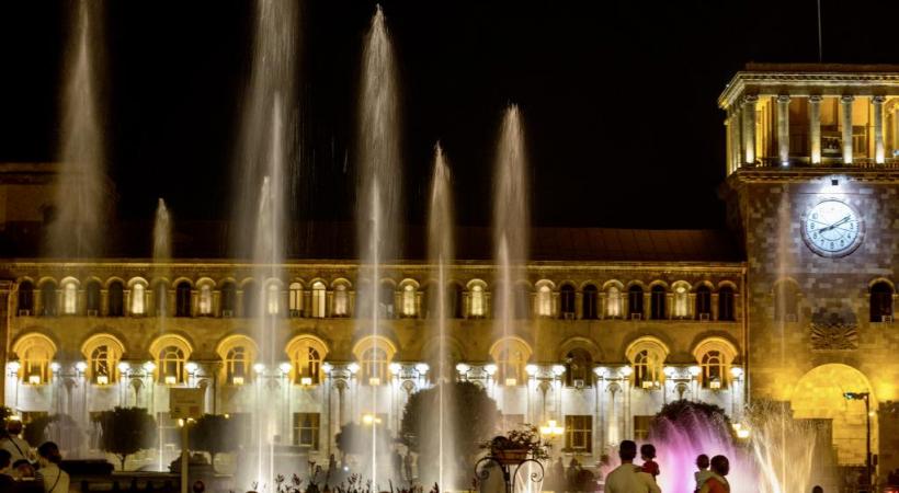Erevan, avec derrière, le Mont Ararat, montagne sacrée des Arméniens.  Le monastère de Tatev. DR Erevan la nuit. DR 