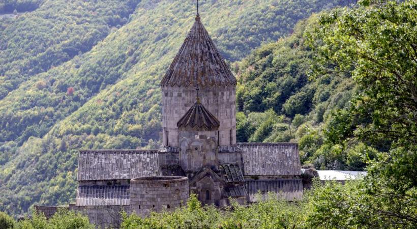 Erevan, avec derrière, le Mont Ararat, montagne sacrée des Arméniens.  Le monastère de Tatev. DR Erevan la nuit. DR 