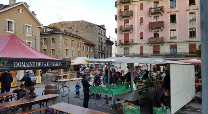 Le marché des Grottes accueille, chaque semaine, près de 2000 personnes. Mais les WC manquent… PASCAL BITZ 