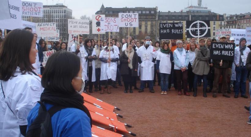 Plus de cent personnes se sont rassemblées mardi,  en soutien à MSF. BD 