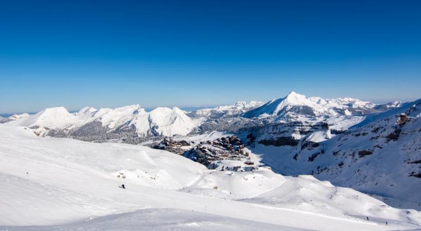 Située au cœur des Portes du Soleil, Avoriaz cultive toutes les passions.  THIBAUT LOUBERE/AVORIAZ TOURISME Pete Doherty (premier plan) et le groupe Babyshambles. J.B. BIEUVILLE L’ESF d’Avoriaz soufflera ses 50 bougies l’an prochain. ESF AVORIAZ Chaque année, les moniteurs de l’ESF Avoriaz s’occupent de 90’000 clients. ESF  