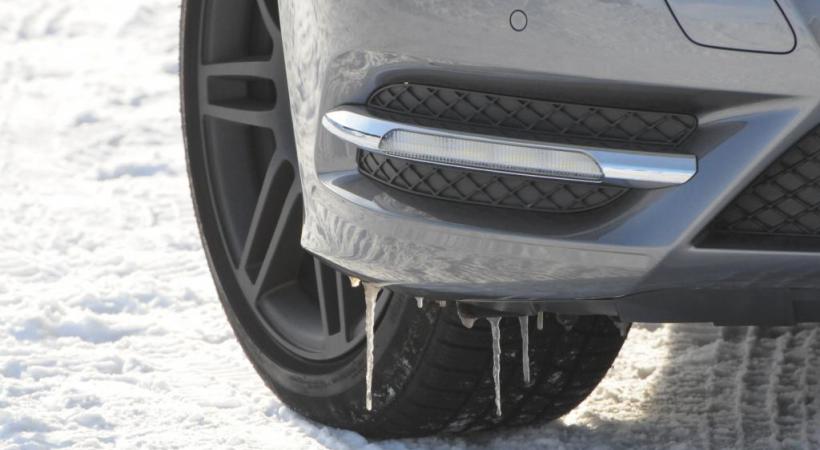 N’attendez pas les pre+mières chutes de neige pour équiper votre voiture! DR 