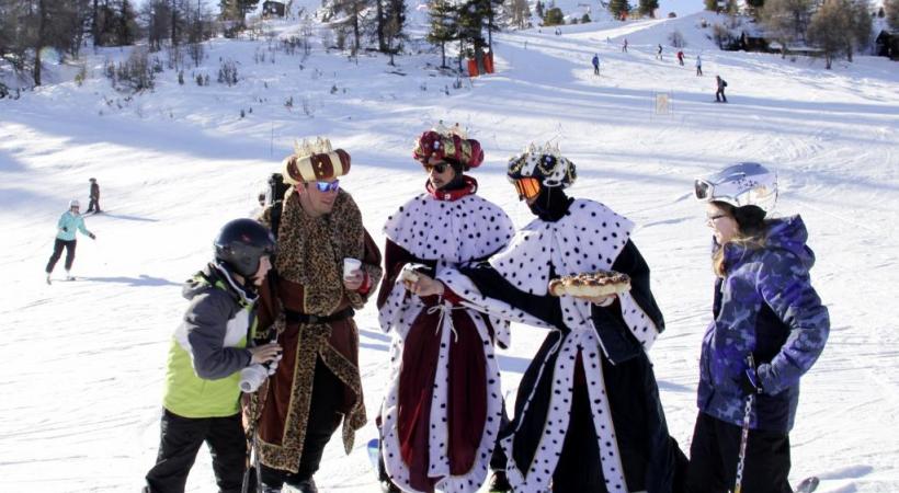 Magnifique panorama depuis le télésiège de l’Eterholle. L’arrivée des Rois Mages. Chiens de traîneau dans la plaine de La Muraz. Cadre grandiose pour le snowpark. 