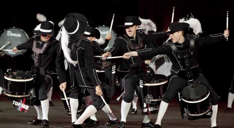 Un grandiose final pyrotechnique dans la grand-cour de l’ancienne caserne. Les prestations chorégraphiques font partie du spectacle. Des tambours qui ramènent aux origines du Tattoo. «Top Secret», le plus original des groupes bâlois. 