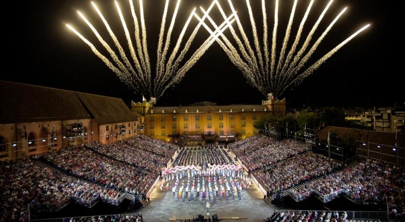 Un grandiose final pyrotechnique dans la grand-cour de l’ancienne caserne. Les prestations chorégraphiques font partie du spectacle. Des tambours qui ramènent aux origines du Tattoo. «Top Secret», le plus original des groupes bâlois. 