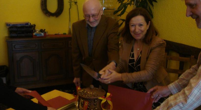 Lors de l’apéritif de Noël du Conseil des anciens, la marmite de l’Escalade a été brisée par le doyen et la plus jeune membre du club. BD 