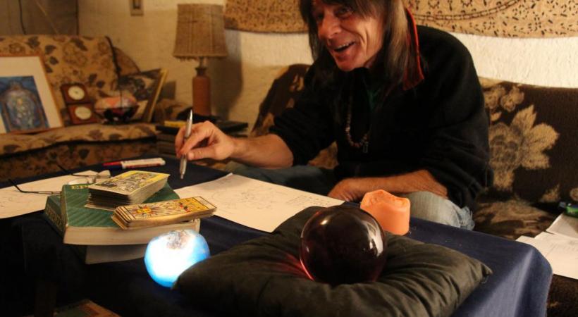 En cette fin 2015, le cabinet d’Eric Winkelmann ne désemplit pas. L’astrologue y enchaîne trois consultations par jour. Ici, il conseille un client dont il vient d’établir le thème. DR 