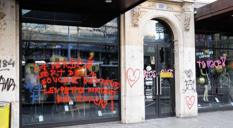 Il manquait  près de 90 policiers le soir du la manif sauvage où des édifices ont été souillés  (ici le Grand Théâtre), des commerces saccagés, des banques taguées… STéPHANE CHOLLET 