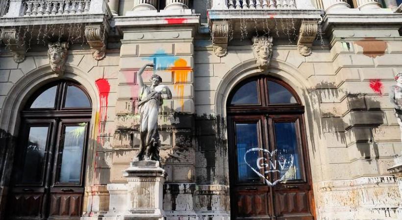 Il manquait  près de 90 policiers le soir du la manif sauvage où des édifices ont été souillés  (ici le Grand Théâtre), des commerces saccagés, des banques taguées… STéPHANE CHOLLET 