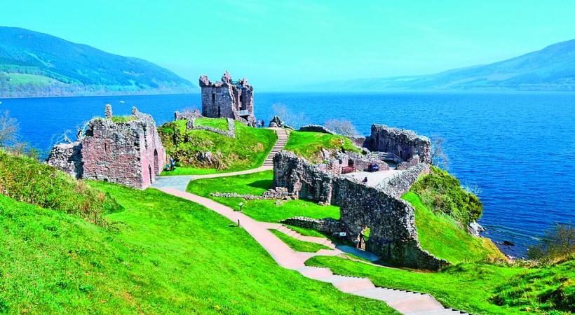 Les fameux petits poneys des îles Shetland sont un des symboles de l’Ecosse. Les mégalithes du Cercle de Brodgar. Le Loch Ness et les ruines d’Urquhart. Le M/S Berlin n’accueille que 380 passagers. 