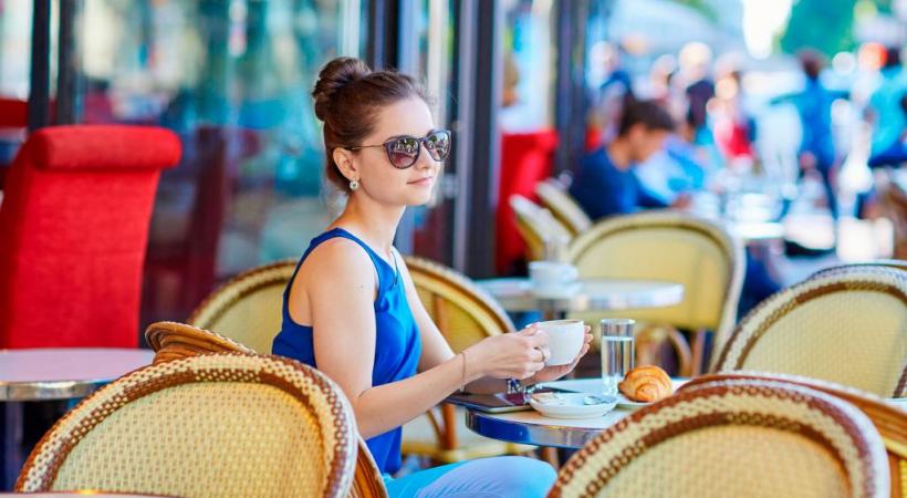 Une pause-détente en terrasse pour bien commencer la journée. 123RF