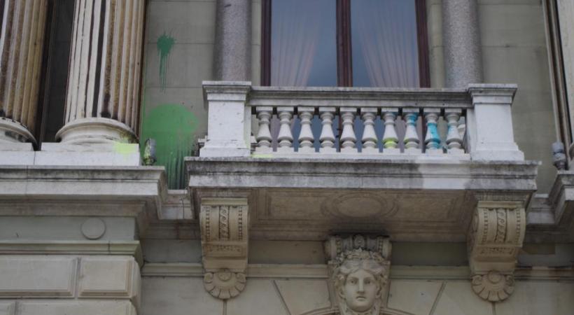 Peinture et taches d’huile de vidange, à l’heure de débuter sa rénovation, le Grand Théâtre propose une bien triste figure. PHOTOS DR 