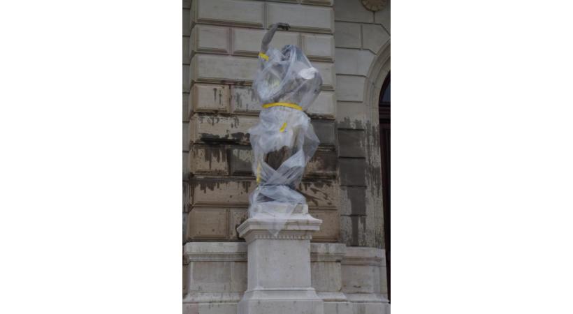 Peinture et taches d’huile de vidange, à l’heure de débuter sa rénovation, le Grand Théâtre propose une bien triste figure. PHOTOS DR 