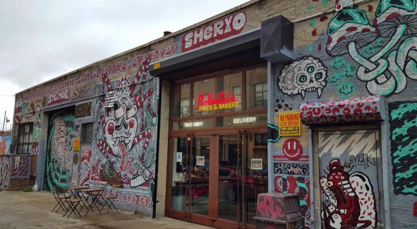 L’esprit familial et multiculturel du Bushwick Collective. EH Les fresques égaient les murs de briques d’anciennes usines désaffectées. 3RD CULTURE CREATIVE Le propriétaire a accepté que son mur soit recouvert par le travail d’artistes. EH  Le restaurant Roberta’s.EH  