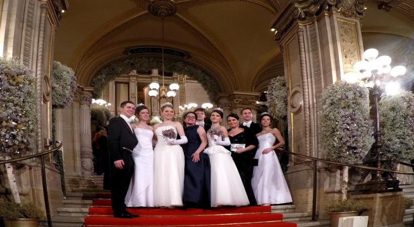 Le Bal des débutantes réunit des valseurs passionnés. Aucune ville au monde ne célèbre les danses de salon avec autant de romantisme que la capitale autrichienne. L’Opéra de Vienne, décor du bal le plus prestigieux. Couturiers et loueurs de costumes tirent leur épingle des prestigieuses soirées dansantes. Les jeunes générations sont loin de bouder la tradition. Carlos Brito 
