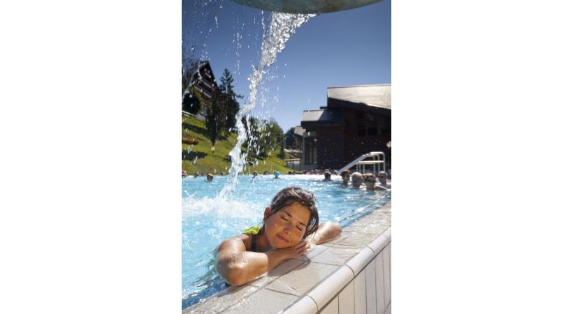 L’eau des bassins extérieurs est chauffée à près de 35 degrés. PHOTOS BAINS D’OVRONNAZ