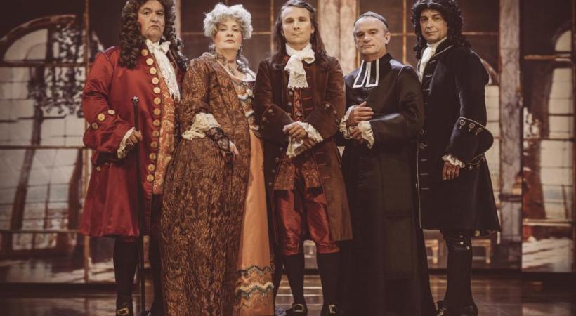 Lorànt Deutsch (au centre) incarne le mathématicien John Law. DR 