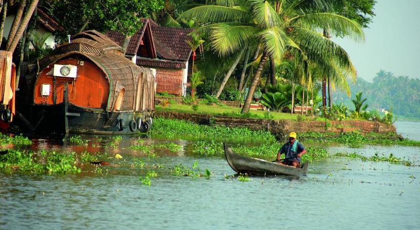 Les célèbres «Backwaters» du Kerala, un immense dédale de canaux, lagunes et lacs bordés de palmiers. 