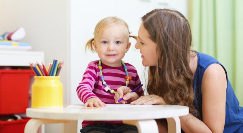 Une vraie nanny réalise des activités d’éveil de l’enfant. ISTOCK/SHALAMOV 