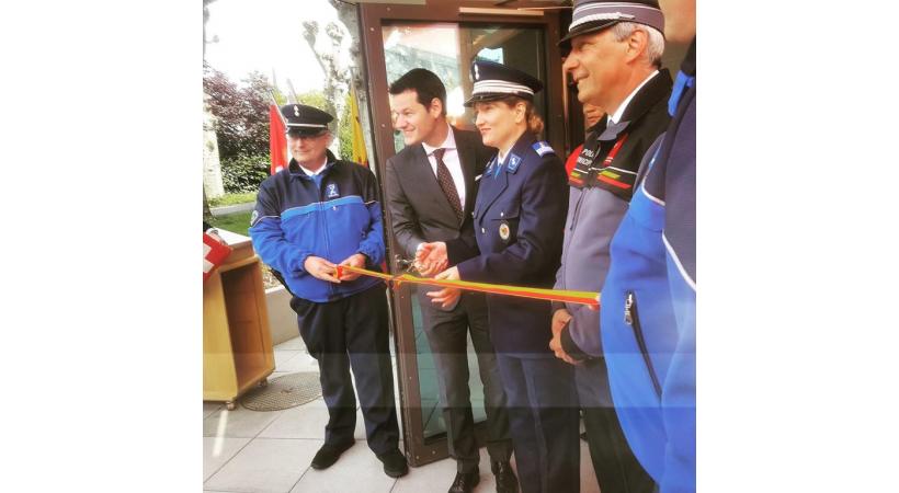 La cheffe de la police Monica Bonfanti, ici avec le magistrat Pierre Maudet, porte désormais un uniforme lors des cérémonies officielles et de représentation. DR 