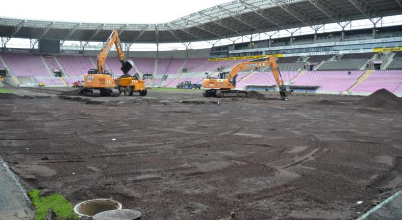 La pelouse du Stade était minée par la maladie et l’usure. STÉPHANE CHOLLET
