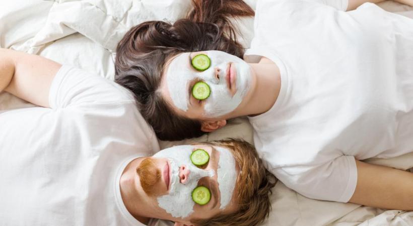 Moment de détente à deux, avant d’aller faire la fête…  ISTOCK/ANDREUSK 