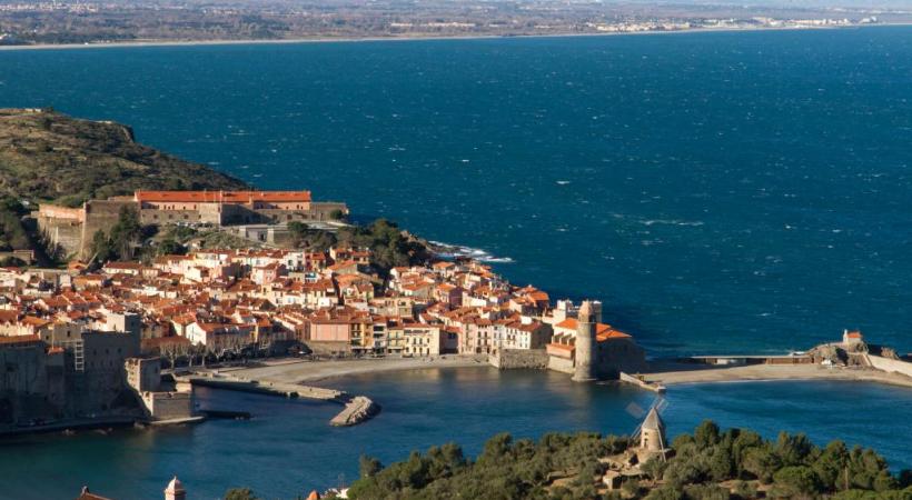 Joyau agrafé à la Méditerranée, Collioure est mère du fauvisme dont on suivra les traces dans la ville avec 19 reproductions de Matisse et Derain. TOURISME PYRéNéES-ORIENTALES