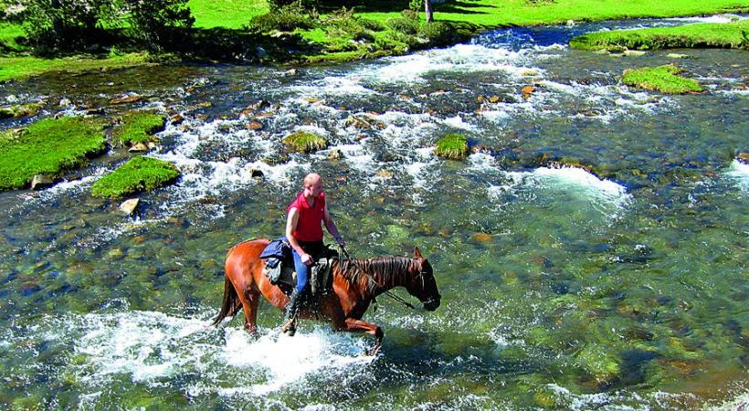 Randonnée à cheval sur le plateau de Capcir. TOURISME PYRENEES-ORIENTALES 