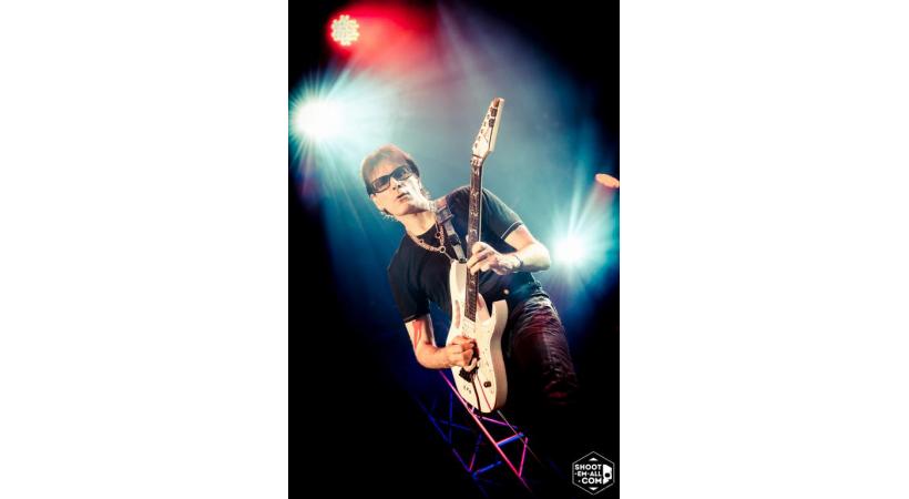 A 54 ans, le guitariste américain  Steve Vai affiche une pêche d’enfer. DR 