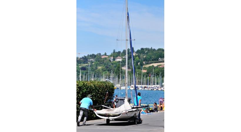 Près de 180 bateaux amarrés aux Eaux-Vives sont sortis de l’eau pour être parqués au Port-Noir devant les installations de Ciné du Lac.  STéPHANE CHOLLET 