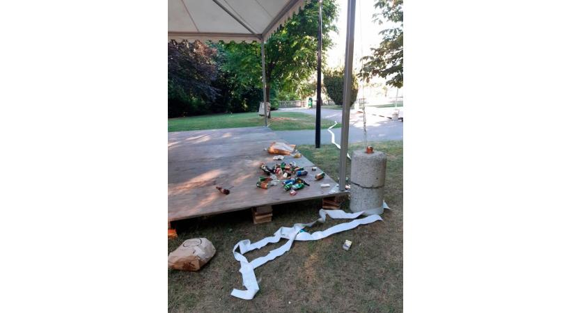 Certains fêtards semblent confondre les installations de la Ville  avec une poubelle. AR