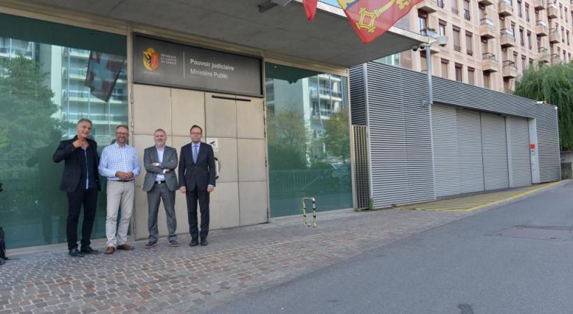 Lundi 12 septembre, dépôt des copies de la pétition «Stop aux contraventions scandaleuses» au Ministère public par des représentants du TCS-Genève et du GHI.  DAVIDE ROSEMBAUM-KATZMAN 